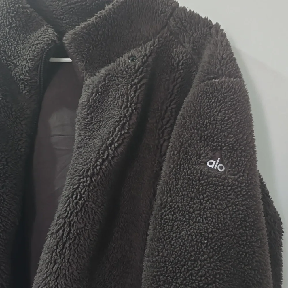 ALO Yoga Foxy Sherpa Teddy Jacket in Dark Brown - Picture 6 of 11